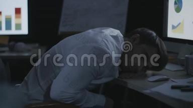 疲惫的商人睡在<strong>办公室前台</strong>电脑屏幕上。