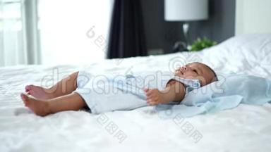 可爱的小宝宝在床上手脚并用
