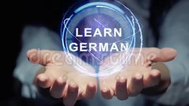 双手展示圆形全息图学习德语