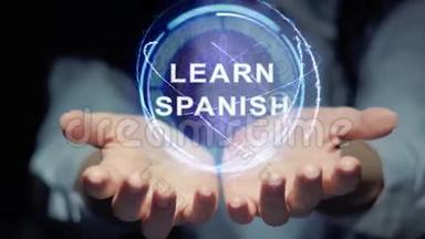 双手展示圆形全息图学习西班牙语