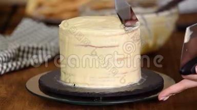 在家里做一层层的拿破仑蛋糕。 用奶油蛋糕和洒布做成圆形的分层拿破仑蛋糕的过程