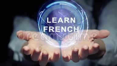 双手展示圆形全息图学习法语