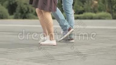 几个游客穿过老城区。 女孩拿着凉鞋和她的白人<strong>男友</strong>一起走下来