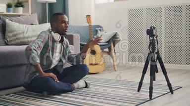 年轻的非裔美国人vlogger正在为网络博客录制视频，然后手势看相机