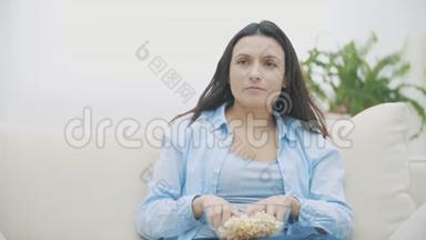 慢点。 靠近一个深黑肤色的女人，她正在咀嚼爆米花。 <strong>好吃</strong>-<strong>好吃</strong>。 复制空间。 4K.