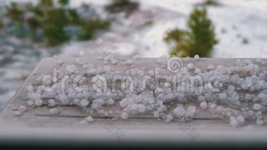 窗外<strong>万岁</strong>。 一片冰雹落在塑料窗户后面的窗台上。