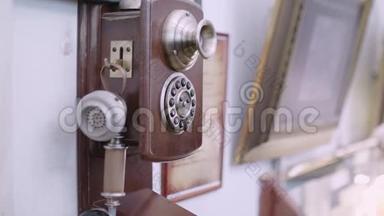 20世纪初在莫斯科布尔加科夫`家的旧电话机全景图