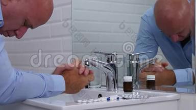 紧张的男人在浴室里痛苦的寻找药物和药物