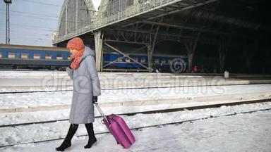 阳光明媚的冬日里，一位身穿蓝色外套、提着紫色行李箱的年轻快乐女子在火车站