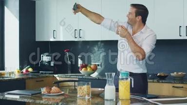 商人在厨房拍自拍照片。 快乐的男人在家里拍照。