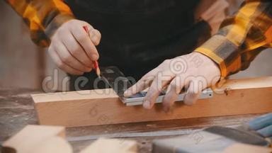 木工-一名木工用铅笔和<strong>标尺</strong>在木刻上做记号
