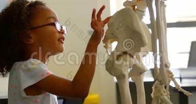4k教室中非裔美国女学生学习<strong>人体骨骼</strong>的侧面观察