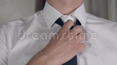 下班后男士双手解开领带和衬衫扣子