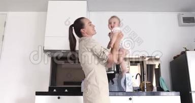 快乐妈妈给宝宝白色厨房背景