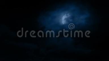 月亮从乌云后面显露出来