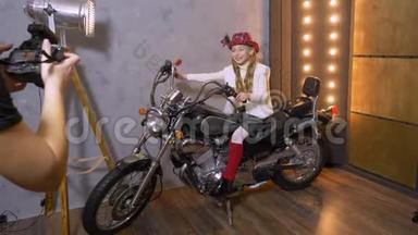 女摄影师拍摄女模特在摄影棚骑摩托车