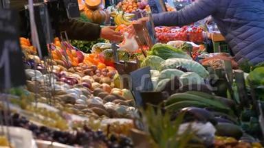 买家购买产品。 大城市的<strong>菜市场</strong>.. 各种蔬菜和水果的巨大选择。 健康清新