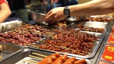销售美味的本地食物的小贩在亚洲<strong>夜市烧烤</strong>