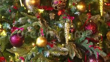 优雅的圣诞树，许多玩具和闪烁的花环，从下到上都是淘淘。