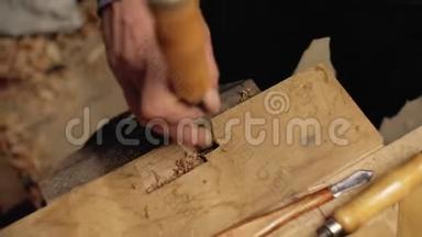 在一个专业的木匠手里。 木匠处理木板木工工具。 4k