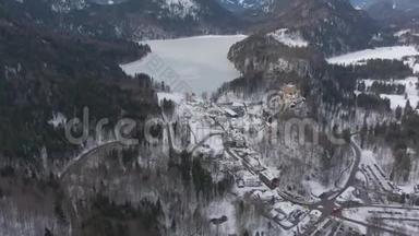 冬季山岳湖。 巴伐利亚阿尔卑斯山，德国。 鸟瞰图