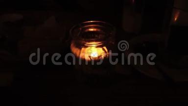 在咖啡馆的桌面上用玻璃夹着蜡烛