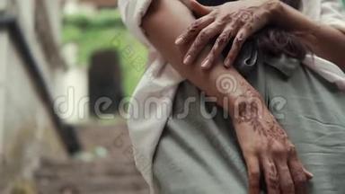 女人`手上的指甲花纹身。