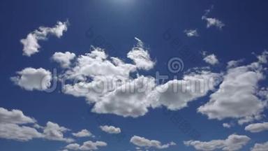时间流逝4K，阳光透过白云在蓝天背景。 美丽的积云快速移动