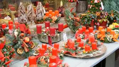 精美装饰的圣诞装饰，红蜡烛和商店橱窗上的花环