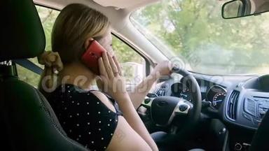 不负责任的女司机开车时通过电话交谈的慢动作视频。 使用免提安全