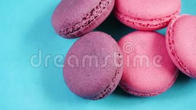 以面食为主题的面食背景.. 蓝色背景上的粉红色饼干或马卡龙。