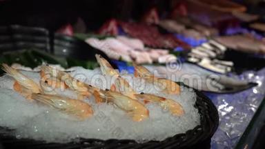 4K，新鲜生虾海鲜和生鱼片在台湾自助餐线。 一个火锅