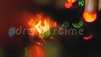 壁炉、<strong>圣诞树</strong>和彩灯燃烧的抽象<strong>视频</strong>