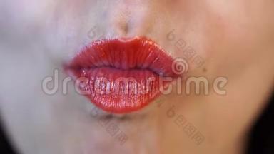 女人的嘴唇特写。 红唇特写在工作室温顺的嘴