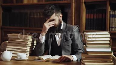 穿着经典西装的人，忙碌的教授坐在书堆旁的图书馆里，书架上放着书