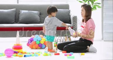 男孩和他妈妈玩吹针玩具。