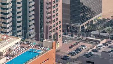 停车场与屋顶游泳池从上面的时间推移，空中俯视。 阿联酋迪拜