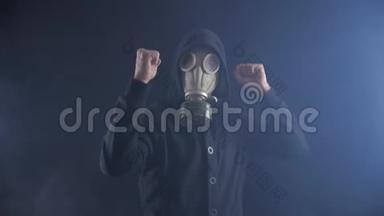 戴着防毒面具的男人在黑烟色背景下跳舞