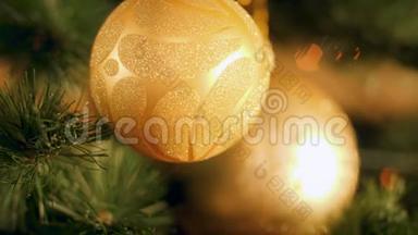 圣诞树上挂着的金色彩灯4k镜头
