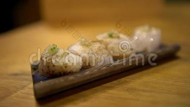 4K，吃日本木碟上的扇贝生鱼片或热生鱼片