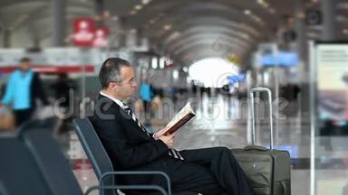 商务旅客在机场看书