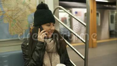 年轻女子在纽约<strong>地铁</strong>列车上打<strong>电话</strong>