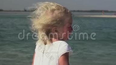 在海边哭小女孩。 小女孩<strong>眼里</strong>含着泪水。