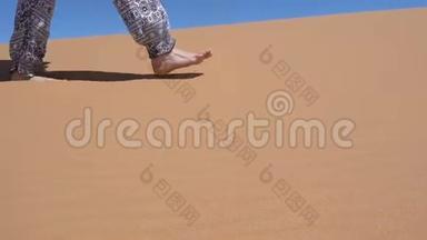 中午光着脚穿过沙丘