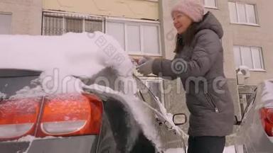 。 女洁车雪进行概念设计.. 清洁理念。 冬天的雪季。 白雪覆盖的车。 冬季雪季