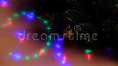 <strong>圣诞树</strong>树枝被不同颜色的光线突出。 新年和圣诞节的魔术<strong>视频</strong>节目