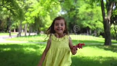 快乐的<strong>小女孩</strong>穿着黄色连衣裙，光着脚在公园的绿草上<strong>奔跑</strong>