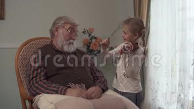 祖父坐在摇椅上，他那滑稽的孙女轻轻地抚摸着，小提琴拉得不好