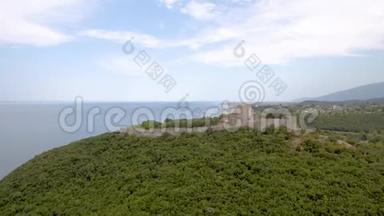 在希腊卡特里尼地区的一座小山上鸟瞰普拉塔莫纳斯城堡，通过无人机横向移动