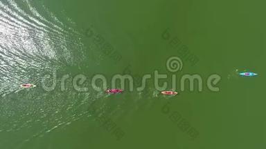 在河面上悬挂着划手的彩色皮划艇上的<strong>高空</strong>，反射阳光